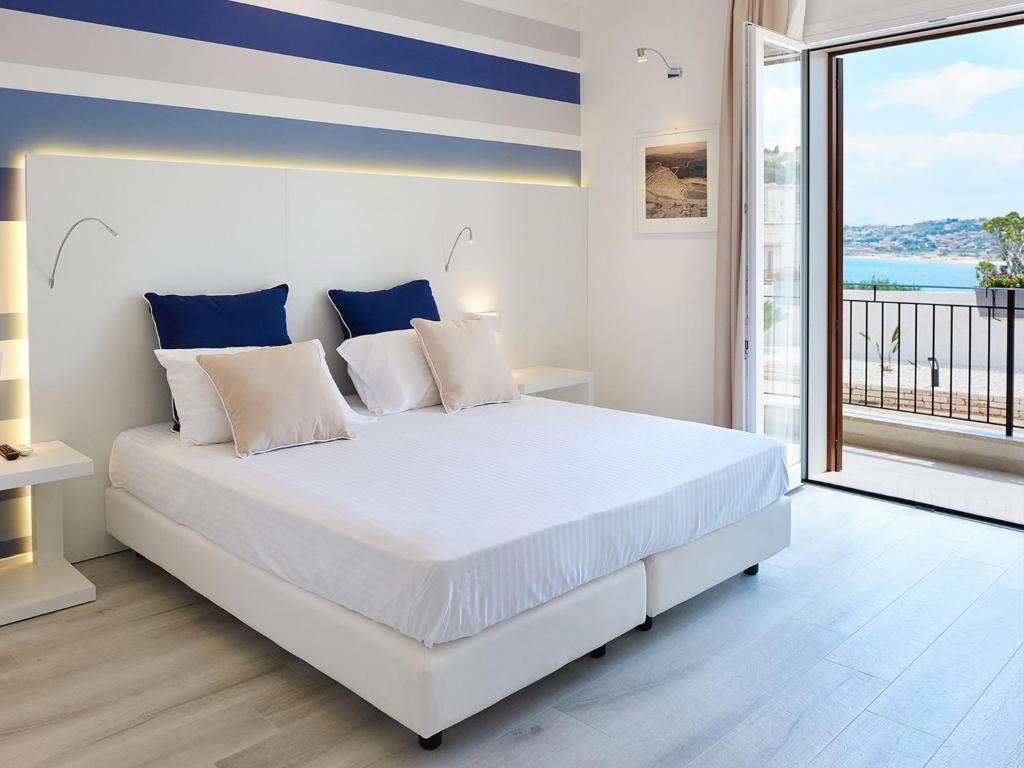 Marina Di Petrolo & Hotel 4*